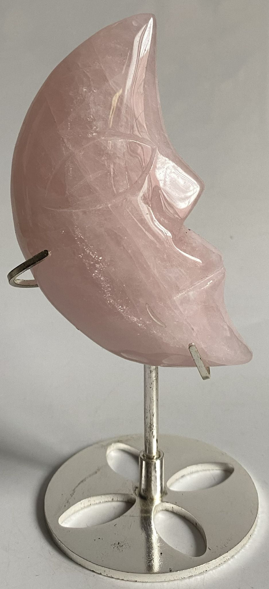 Sculptura luna din piatra semipretioasa de cuart roz pe suport metalic cu fundal alb