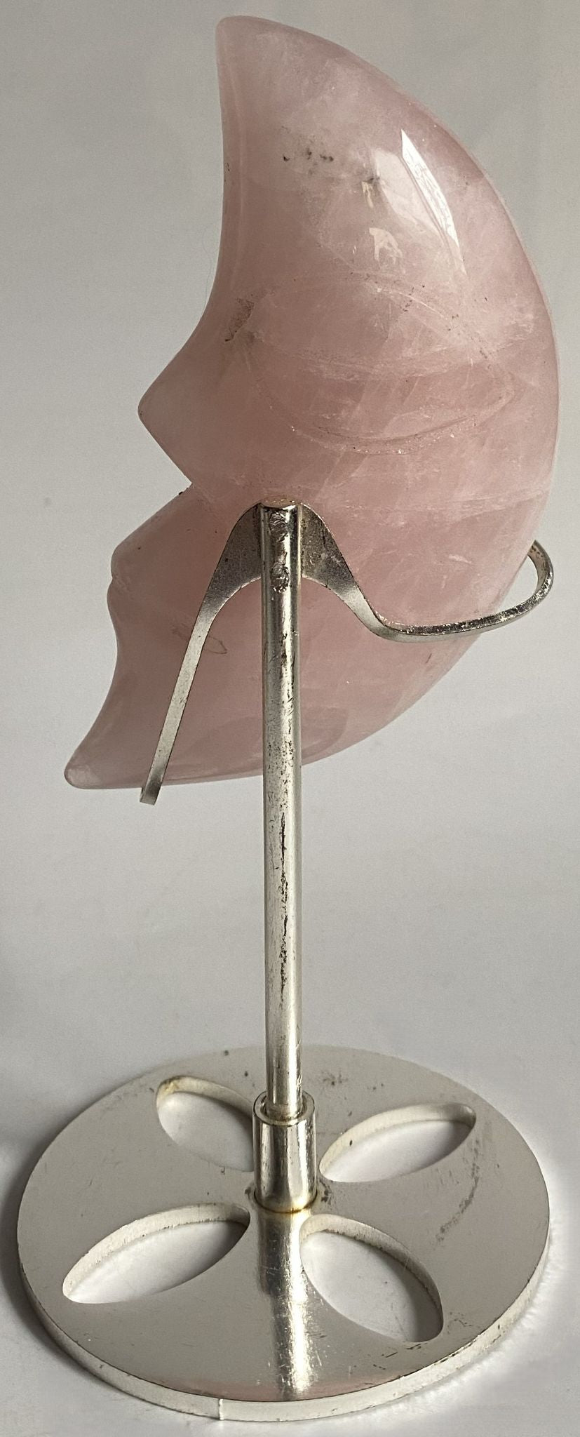 Sculptura luna din cristal de cuart roz pe suport metalic cu fundal alb