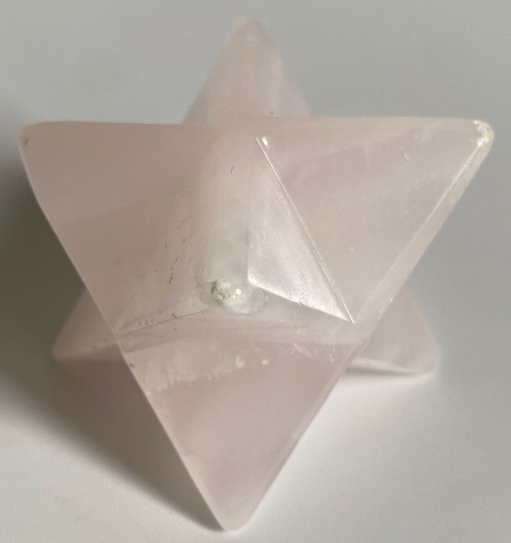 Merkaba din piatra semipretioasa de cuart roz pe fundal alb