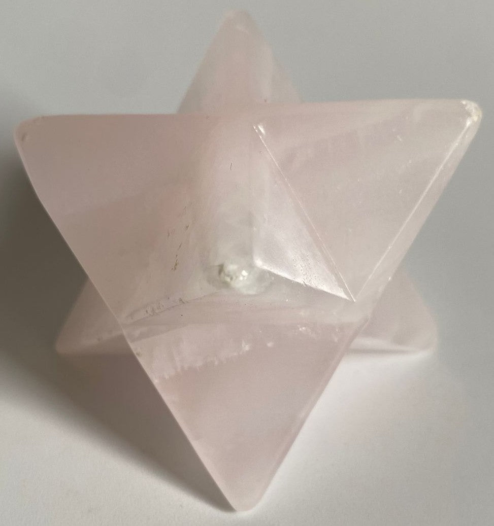 Merkaba din cristal de cuart roz pe fundal alb