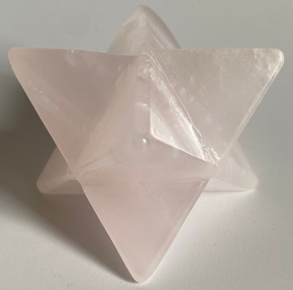 Merkaba de 4.5cm din piatra semipretioasa de cuart roz pe fundal alb