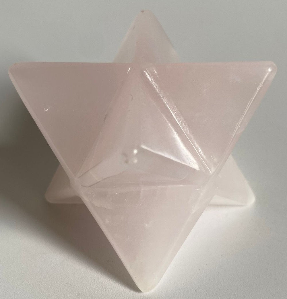 Merkaba de 4.5cm din cristal de cuart roz pe fundal alb