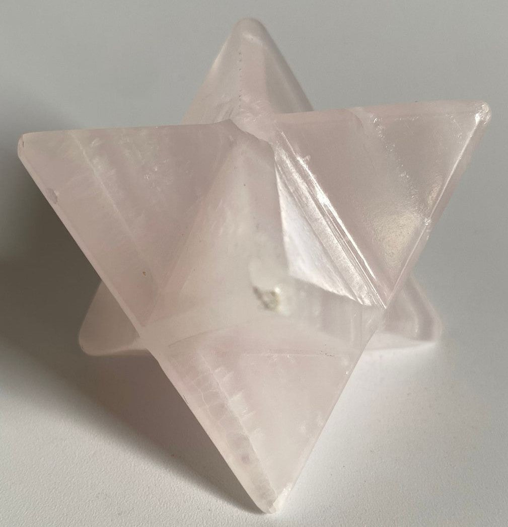 Merkaba decorativa de 4.5cm din piatra semipretioasa de cuart roz pe fundal alb