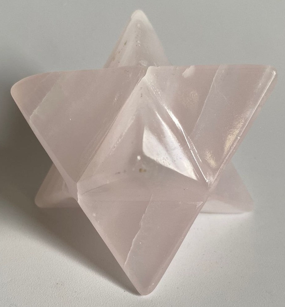 Merkaba decorativa de 4.5cm din cristal de cuart roz pe fundal alb
