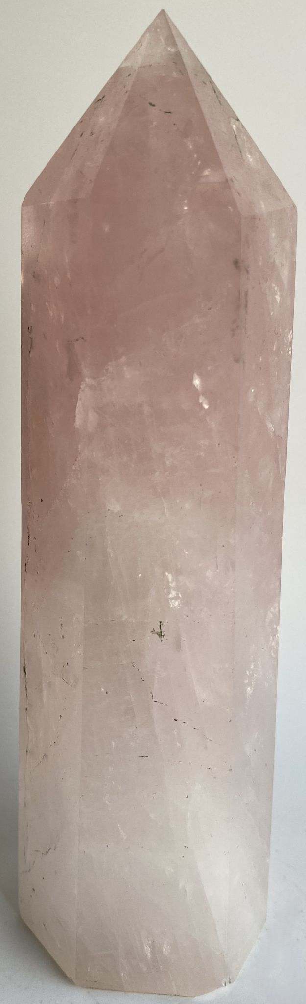 Obeliscul din cuart roz natural de 15,5 cm pentru decor și vindecare.