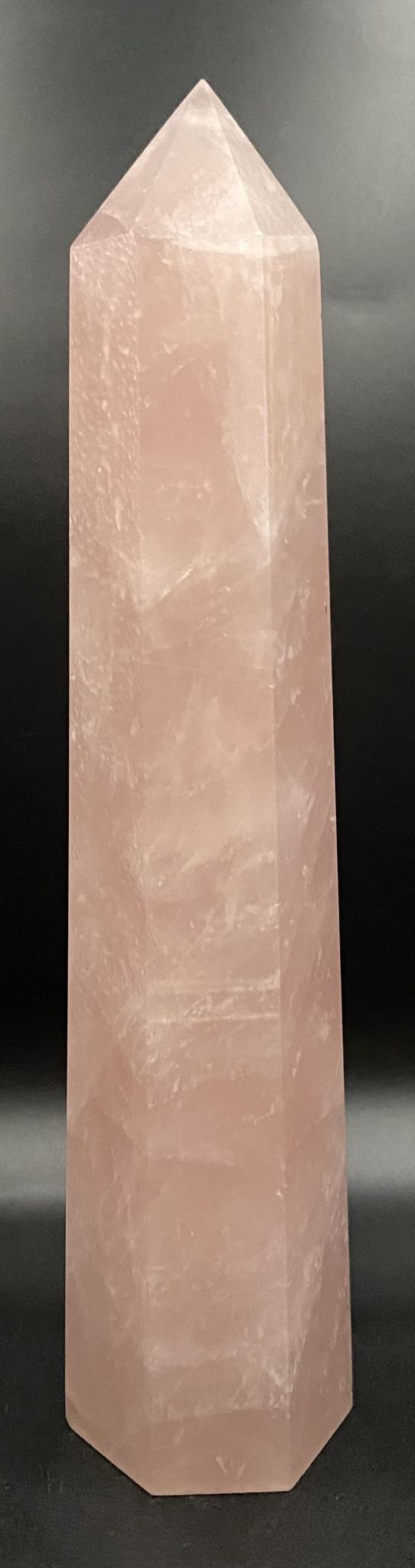 Obelisc din cristal zodiacal de cuart roz pe fundal negru