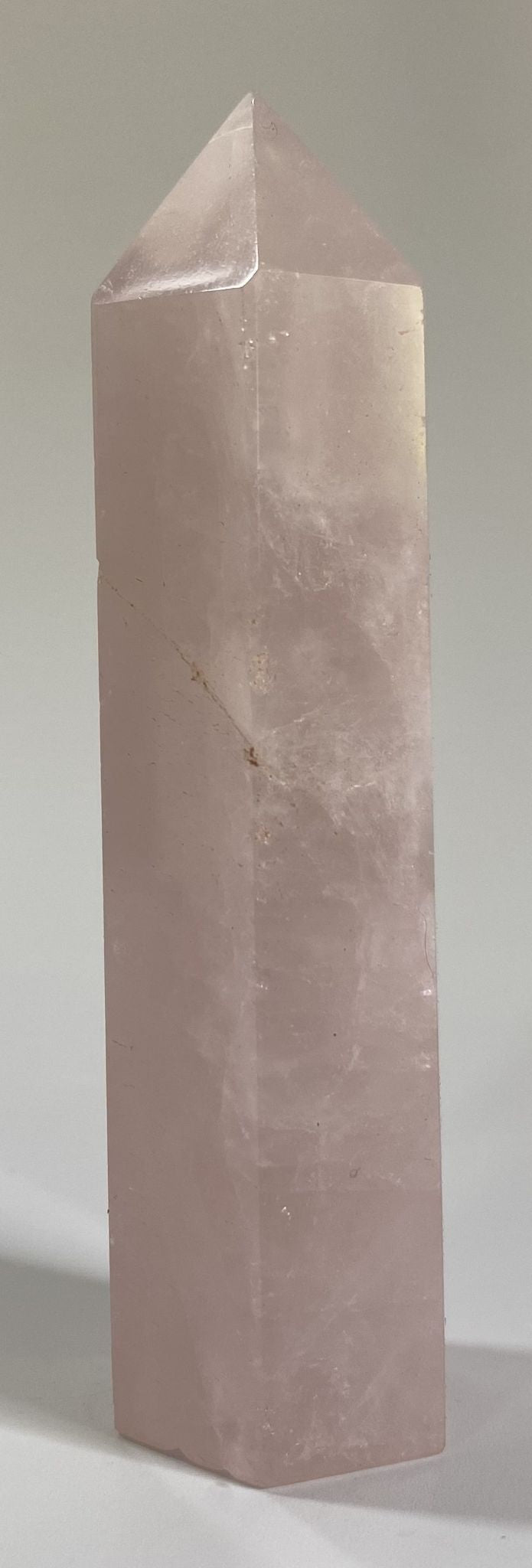 Obelisc de 9.8cm din piatra semipretioasa de cuart roz pe fundal alb