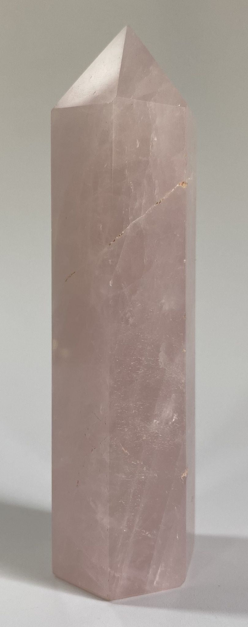 Obelisc de 9.8cm din cristal de cuart roz pe fundal alb