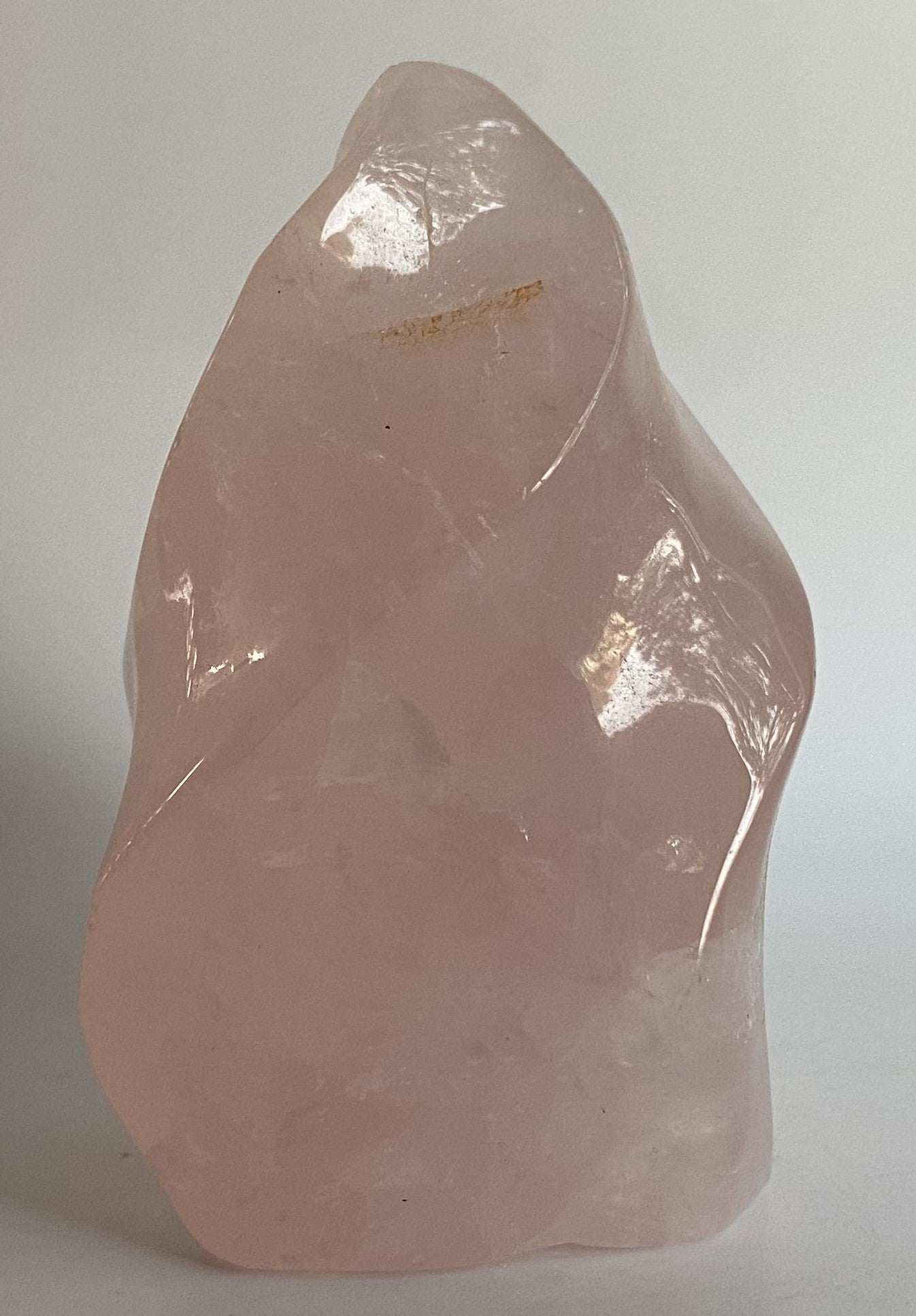Sculptură din cuart roz semiprețios natural, lucios și transparent.