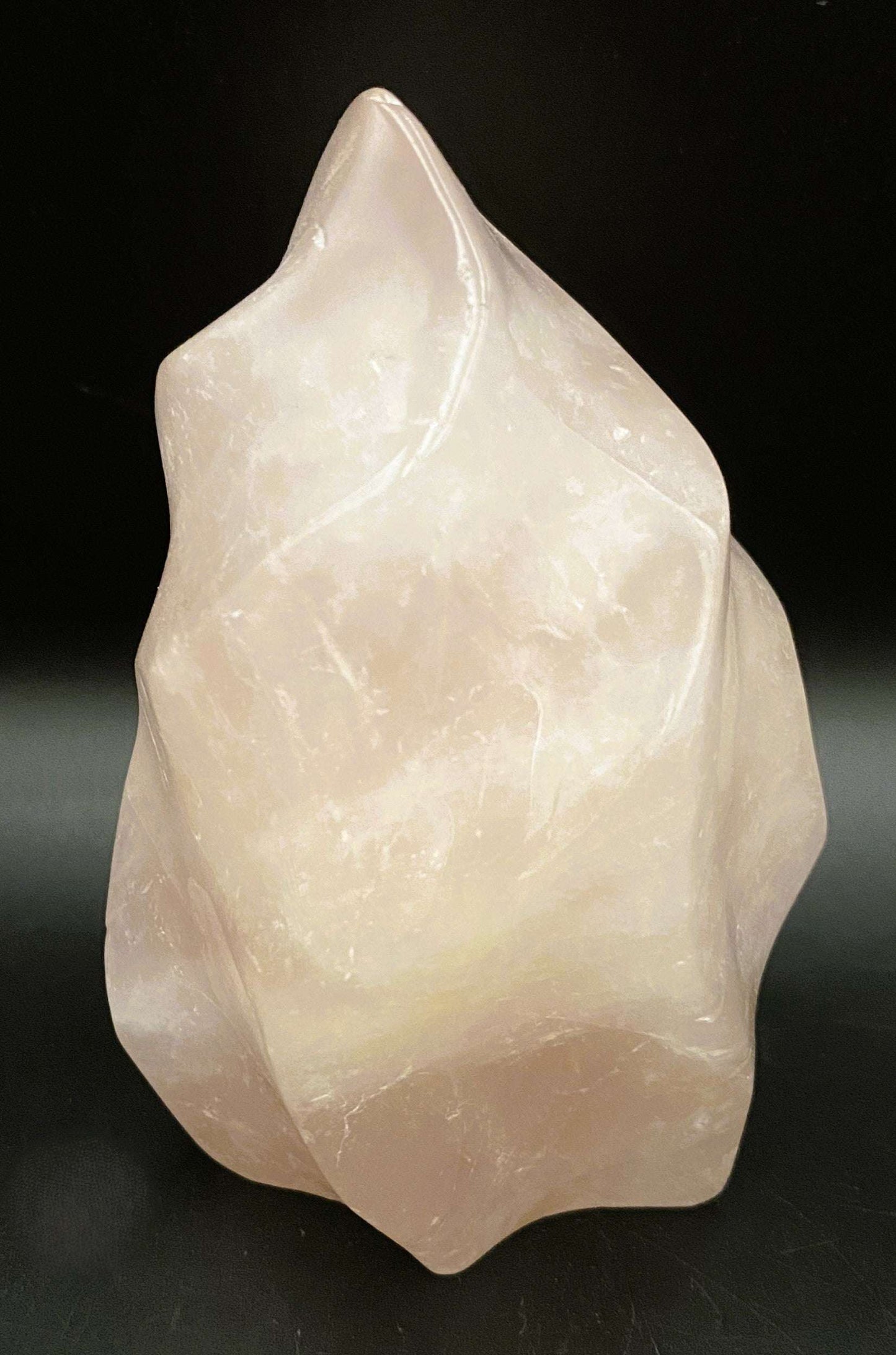 Sculptură din Cuart Roz natural, piatra semiprețioasă unică pe fundal negru
