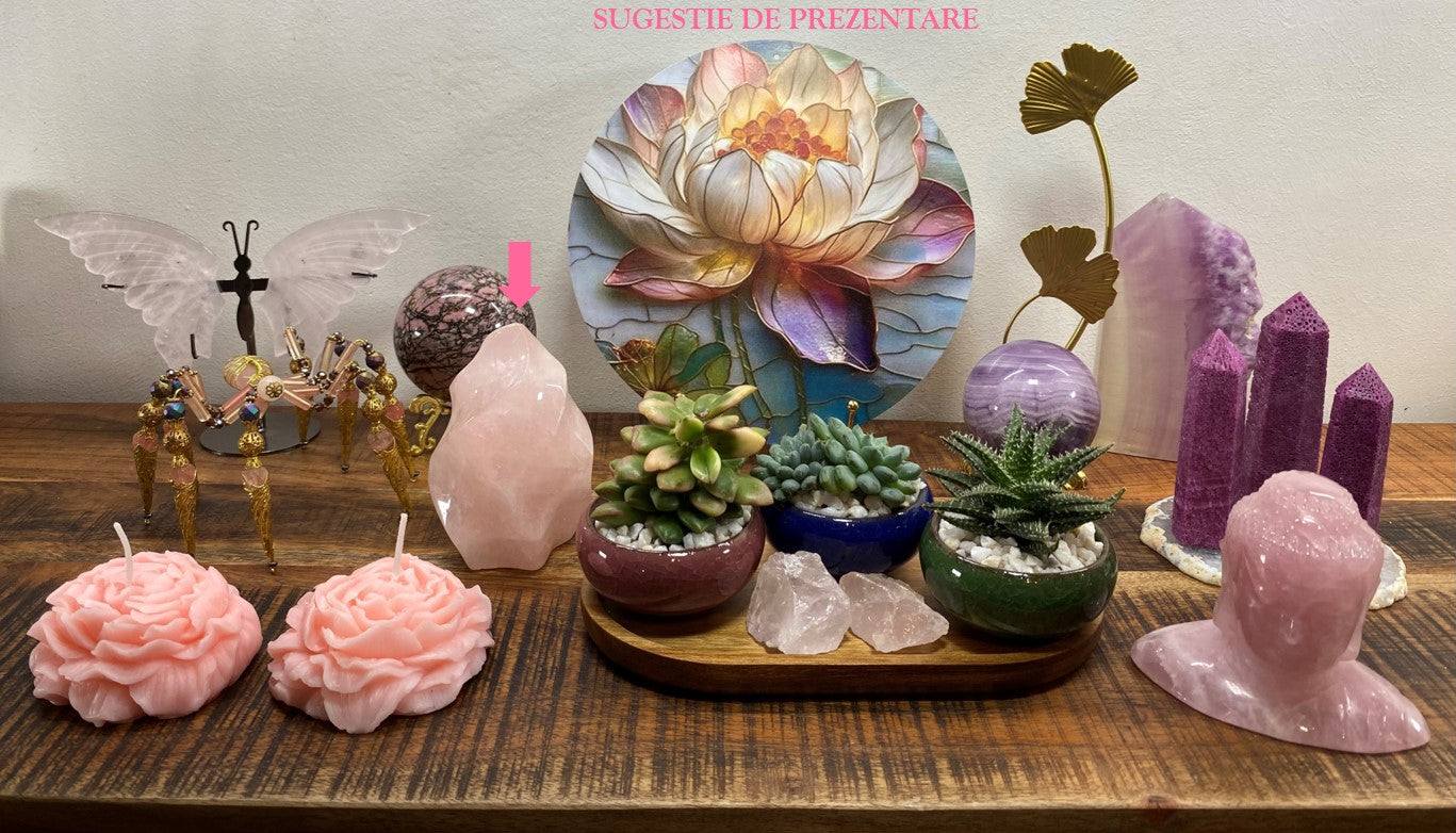 Sculptura din cuart roz natural pe suport lemn cu decoratiuni si plante suculente
