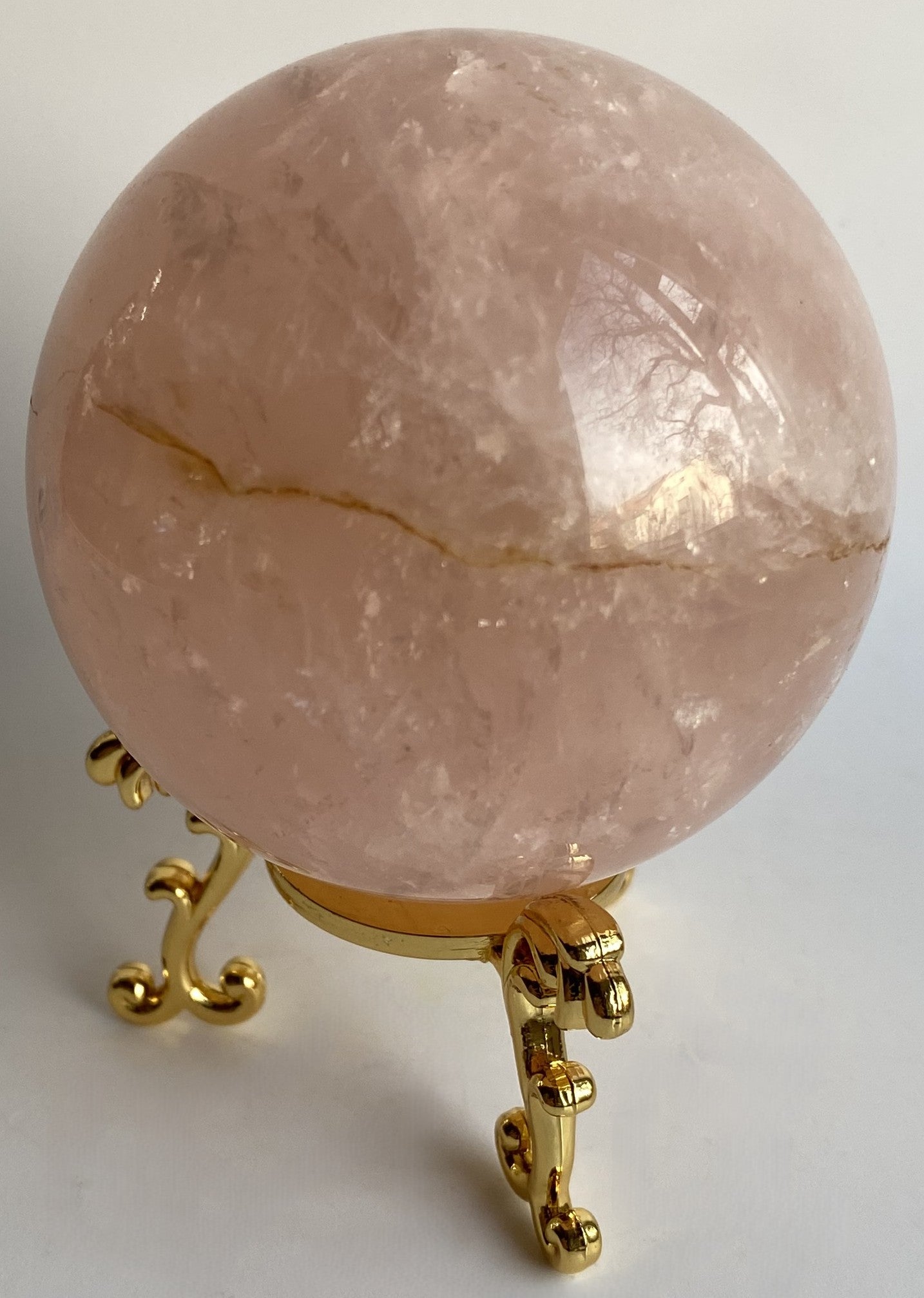 Sfera de 6.1cm din piatra semipretioasa de cuart roz pe suport metalic cu fundal alb