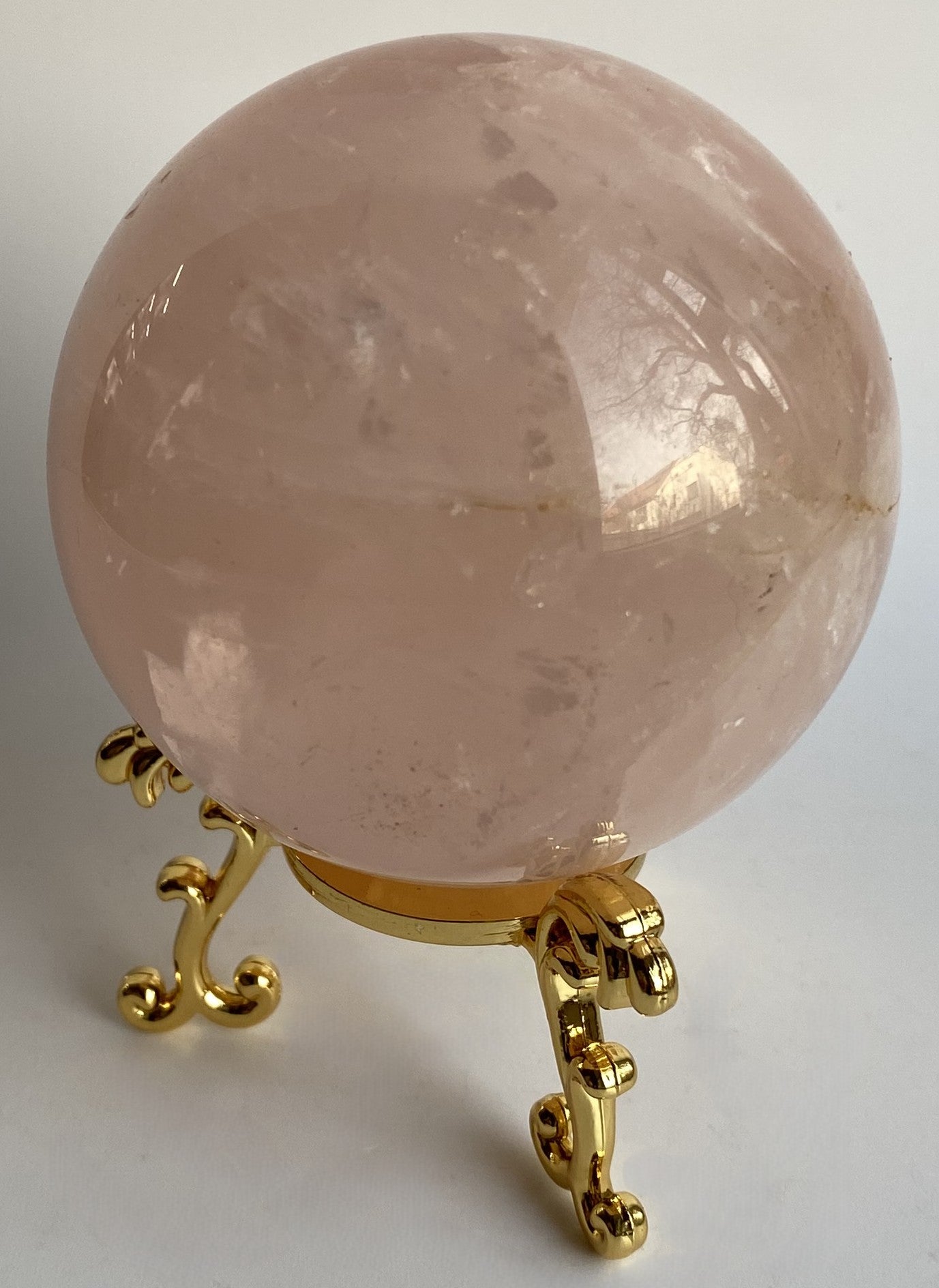 Sfera de 6.1cm din cristal de cuart roz pe suport metalic cu fundal alb