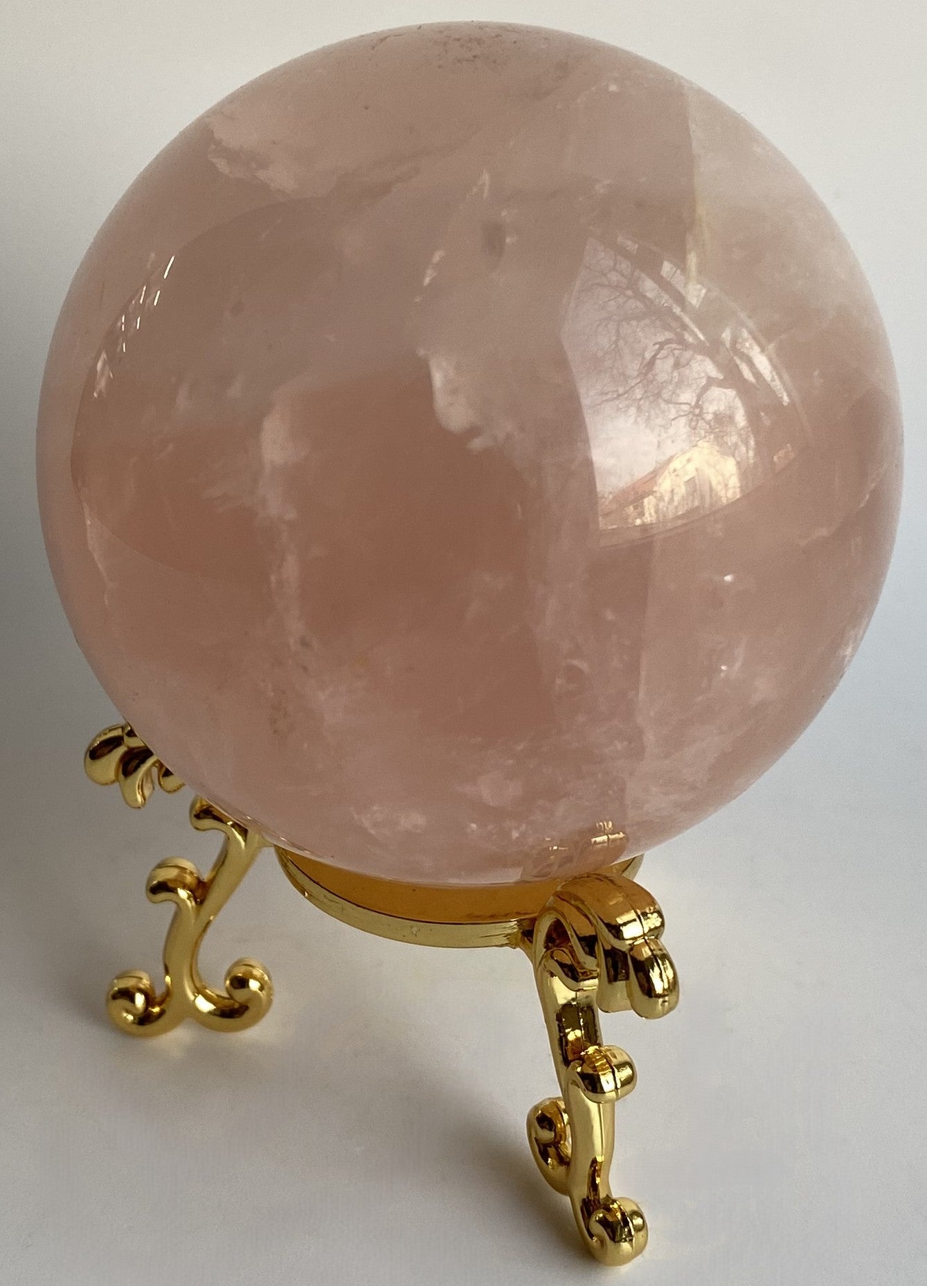 Sfera decorativa de 6.1cm din piatra semipretioasa de cuart roz pe suport metalic cu fundal alb