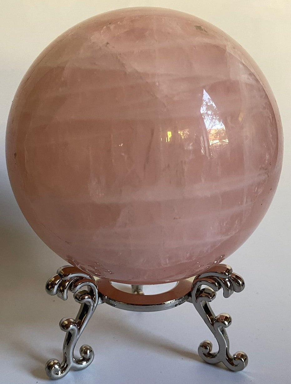 Sfera de 9.2cm din piatra semipretioasa de cuart roz pe suport metalic cu fundal alb