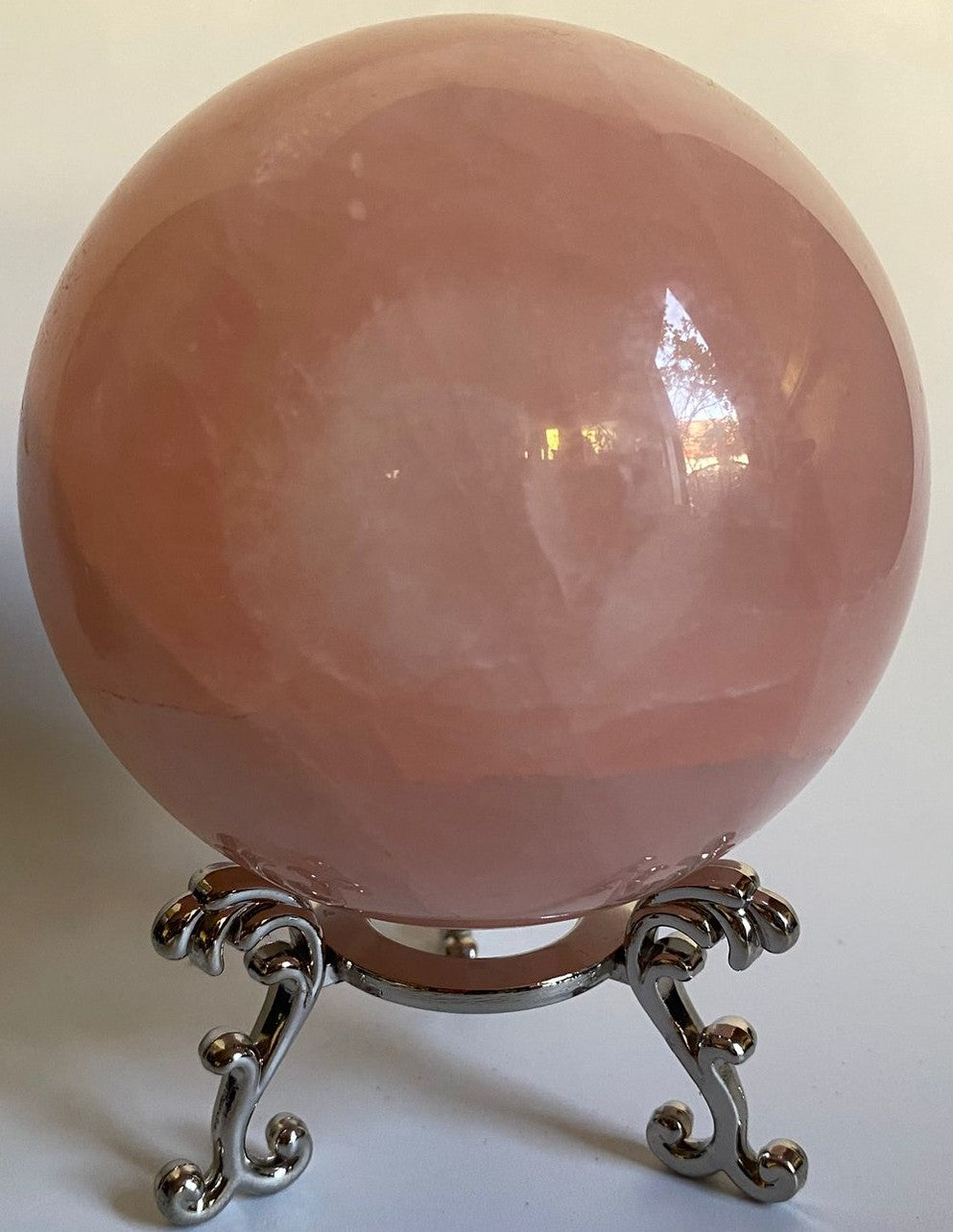 Sfera de 9.2cm din cristal de cuart roz pe suport metalic cu fundal alb