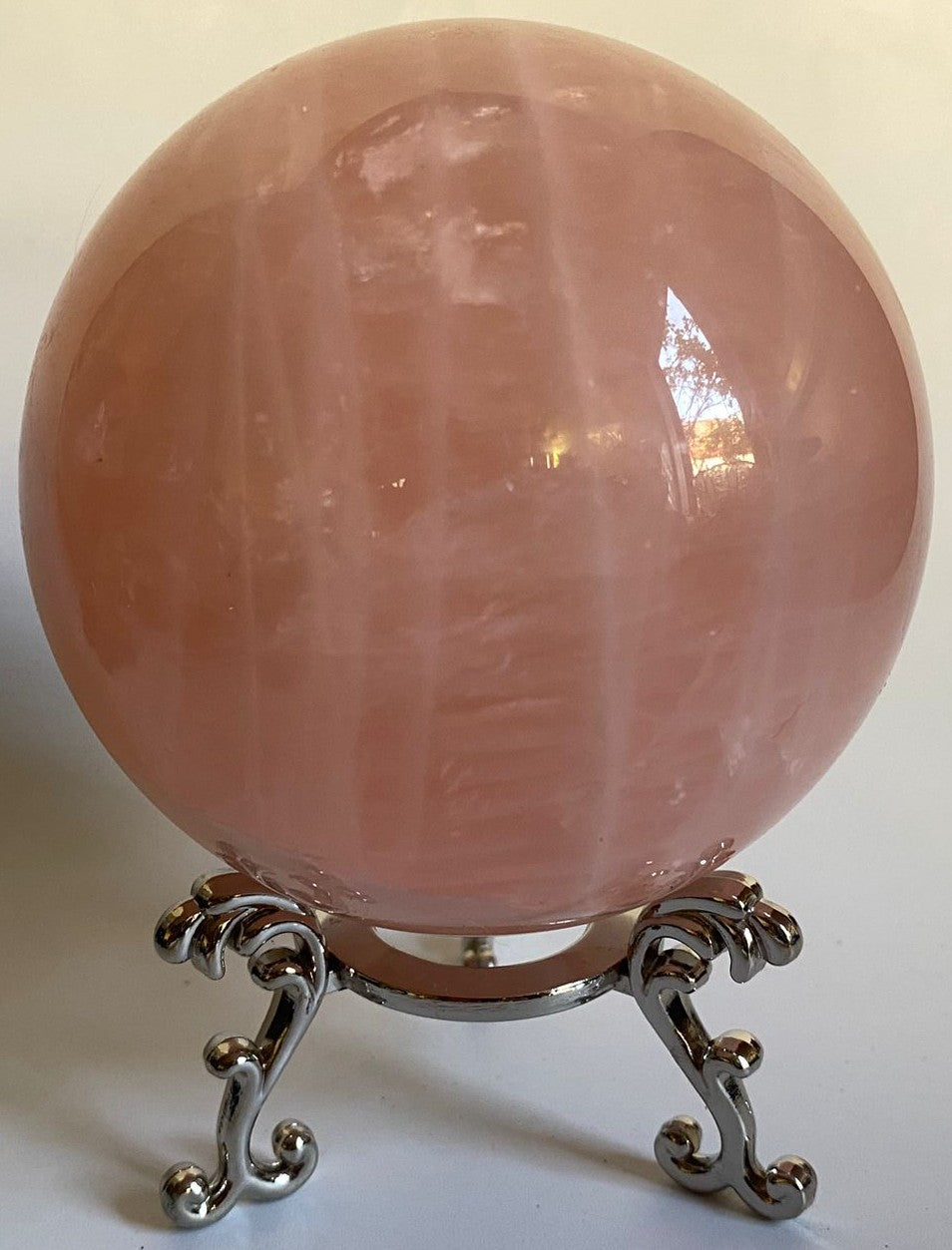 Sfera decorativa de 9.2cm din piatra semipretioasa de cuart roz pe suport metalic cu fundal alb