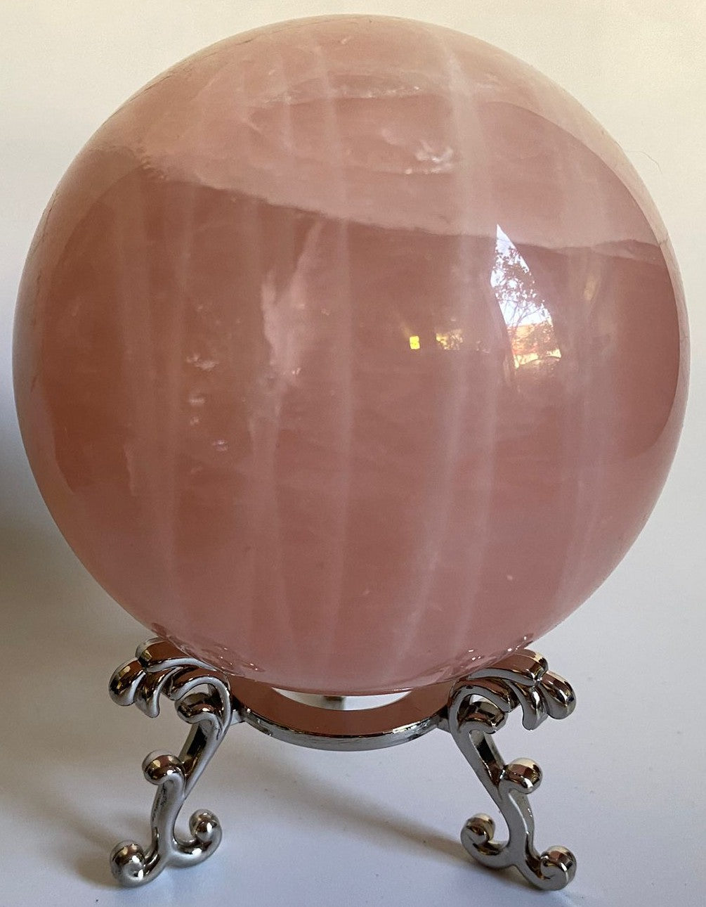 Sfera decorativa de 9.2cm din cristal de cuart roz pe suport metalic cu fundal alb