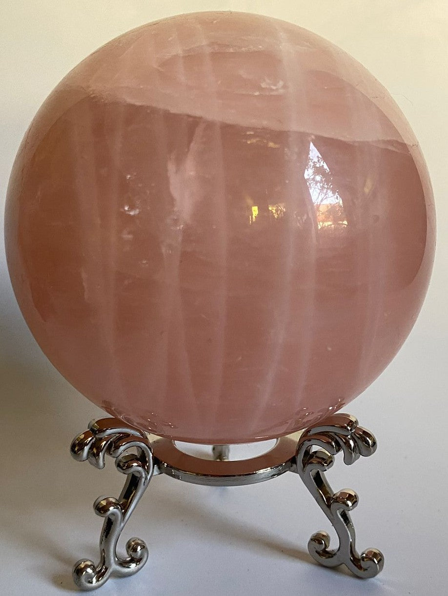 Sfera unicat de 9.2cm din piatra semipretioasa de cuart roz pe suport metalic cu fundal alb