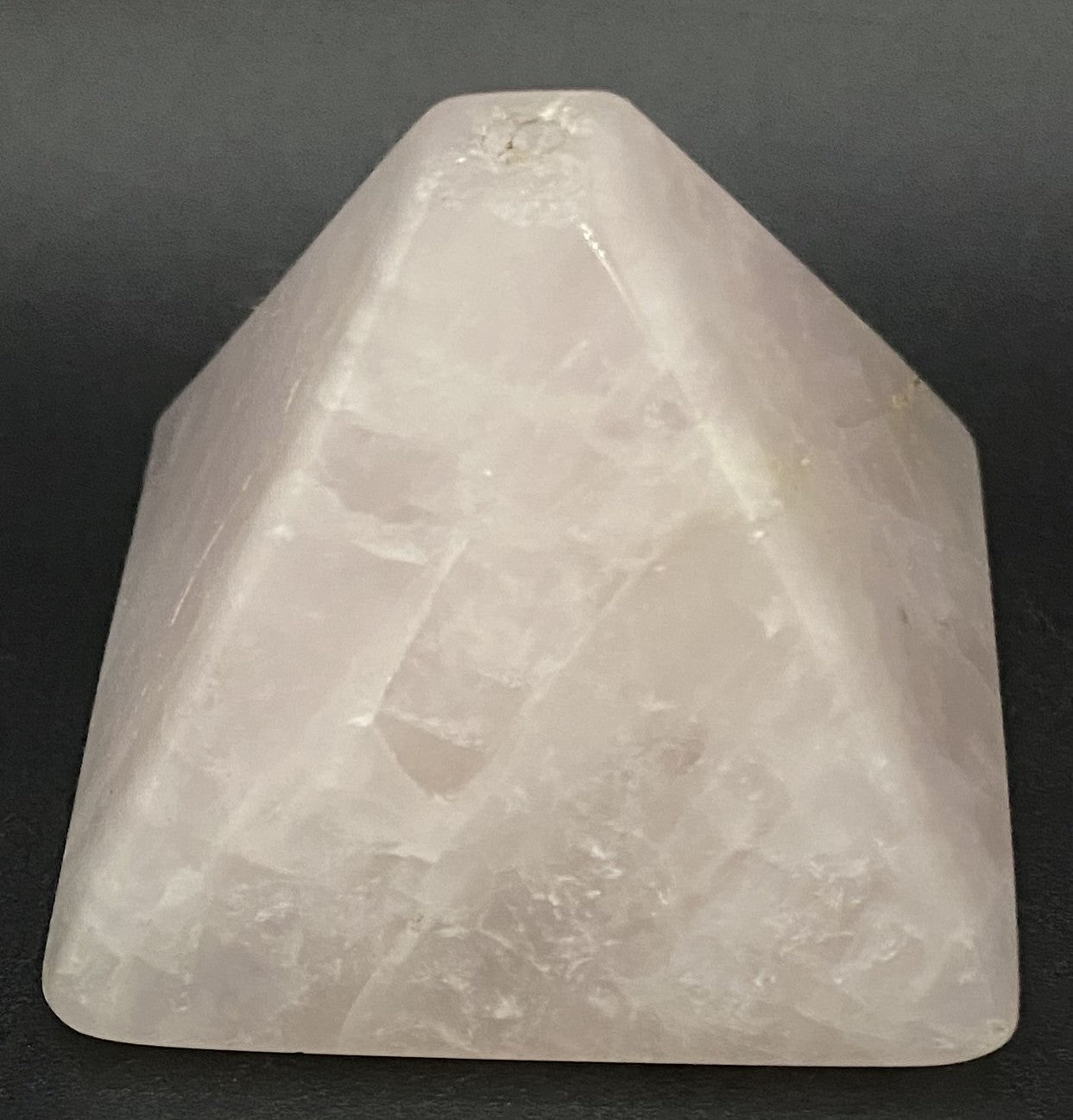 Suport betisor parfumat din piatra semipretioasa de cuart roz pe fundal negru