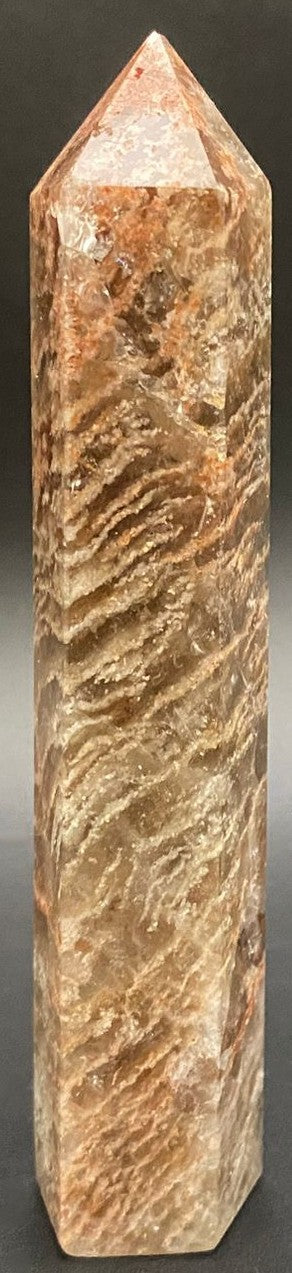 Obelisc din piatra semipretioasa de cuart thousand layers pe fundal negru