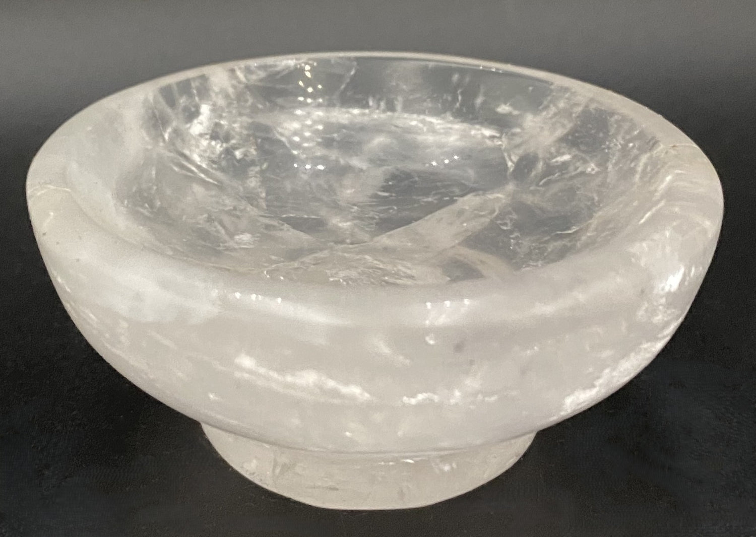 Bol din piatra semipretioasa de cuart transparent pe fundal negru 