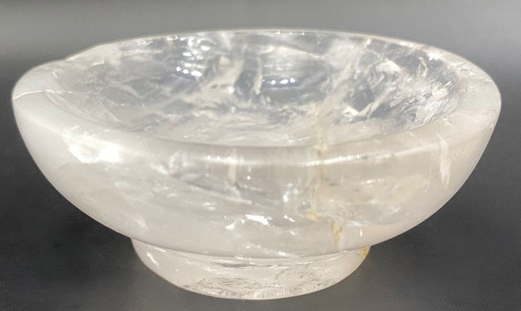 Bol din piatra semipretioasa de cuart transparent pe fundal negru