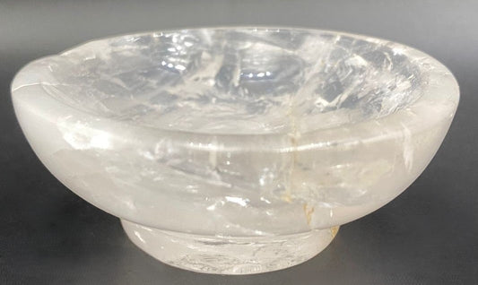 Bol din piatra semipretioasa de cuart transparent pe fundal negru