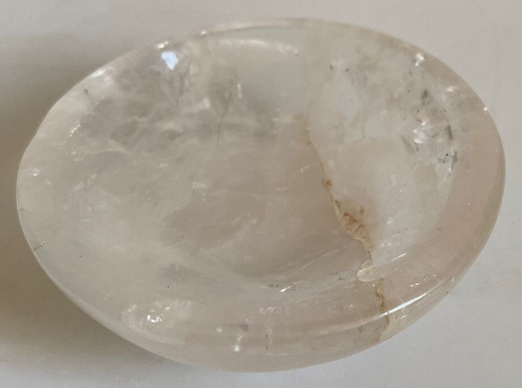 Bol din piatra semipretioasa de cuart transparent pe fundal alb