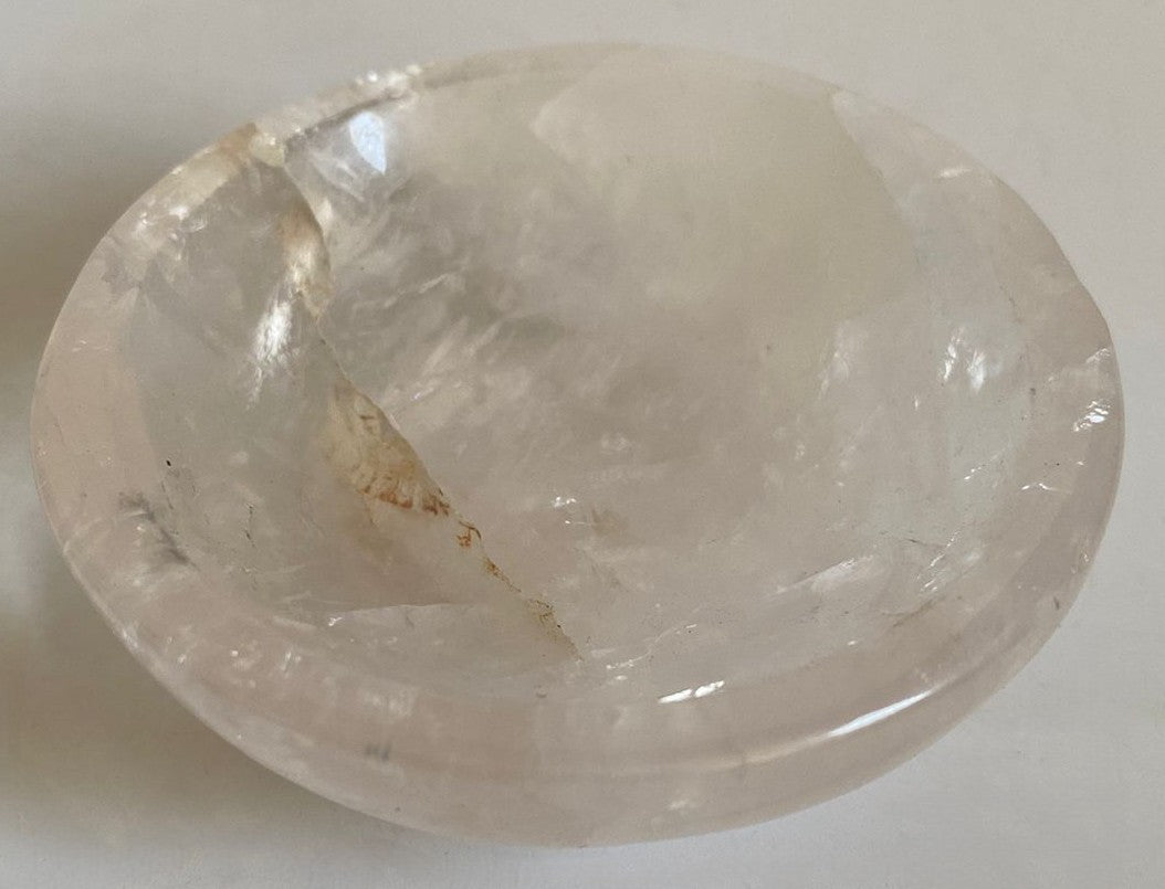 Bol din cristal de cuart transparent pe fundal alb