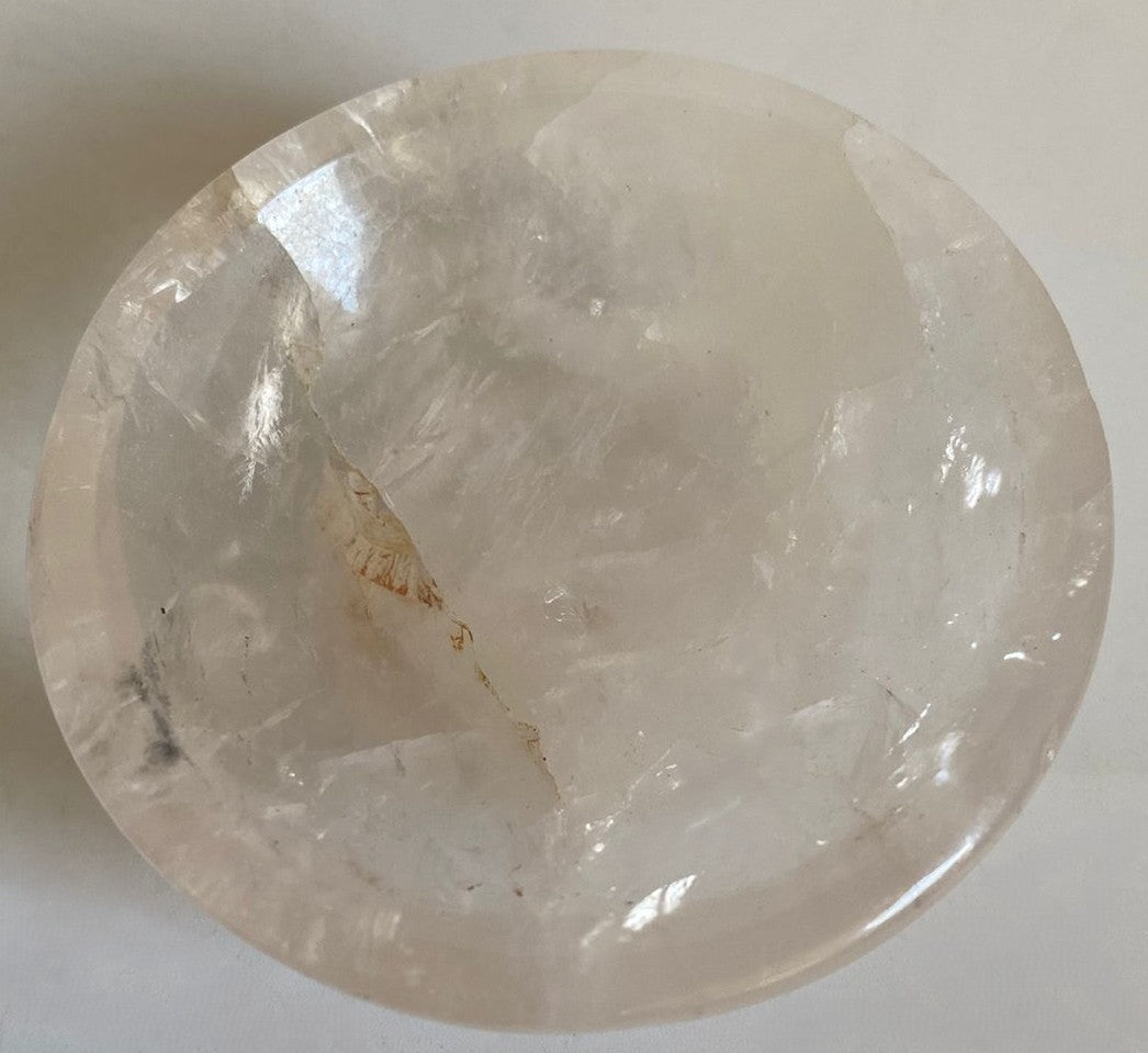 Bol de 6.9cm din piatra semipretioasa de cuart transparent pe fundal alb