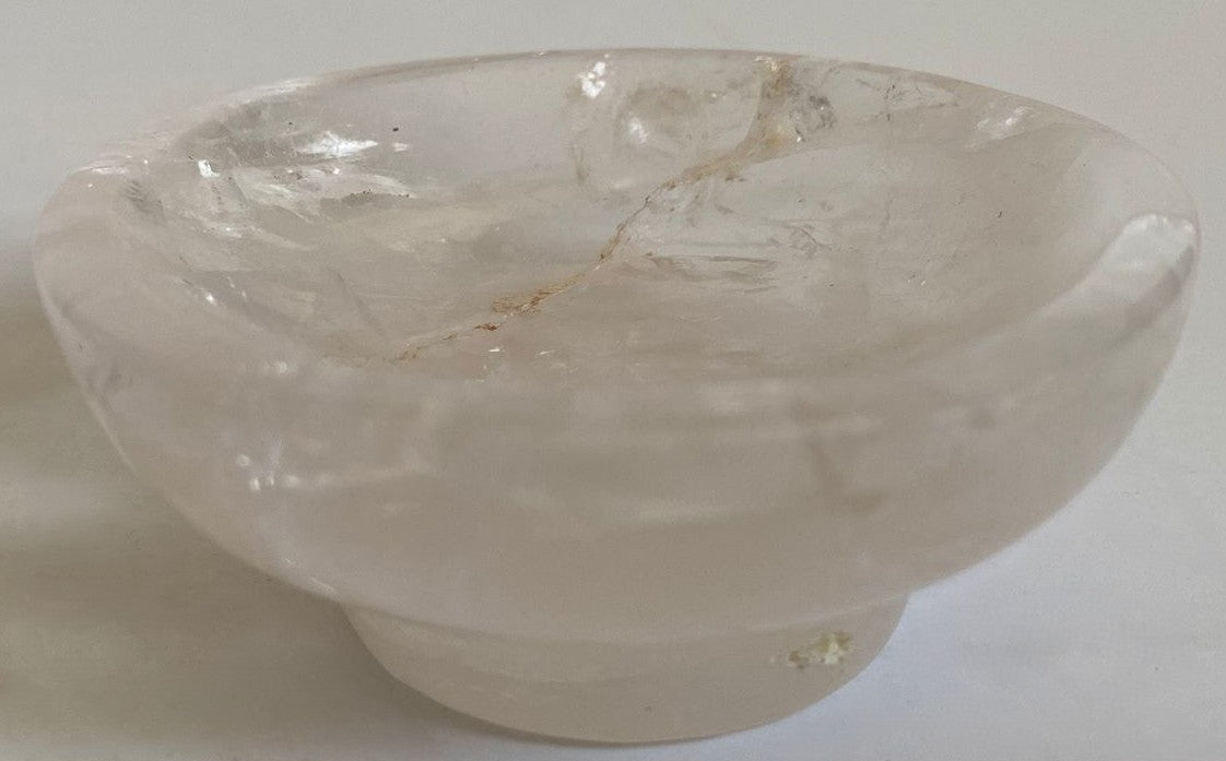 Bol de 6.9cm din cristal de cuart transparent pe fundal alb