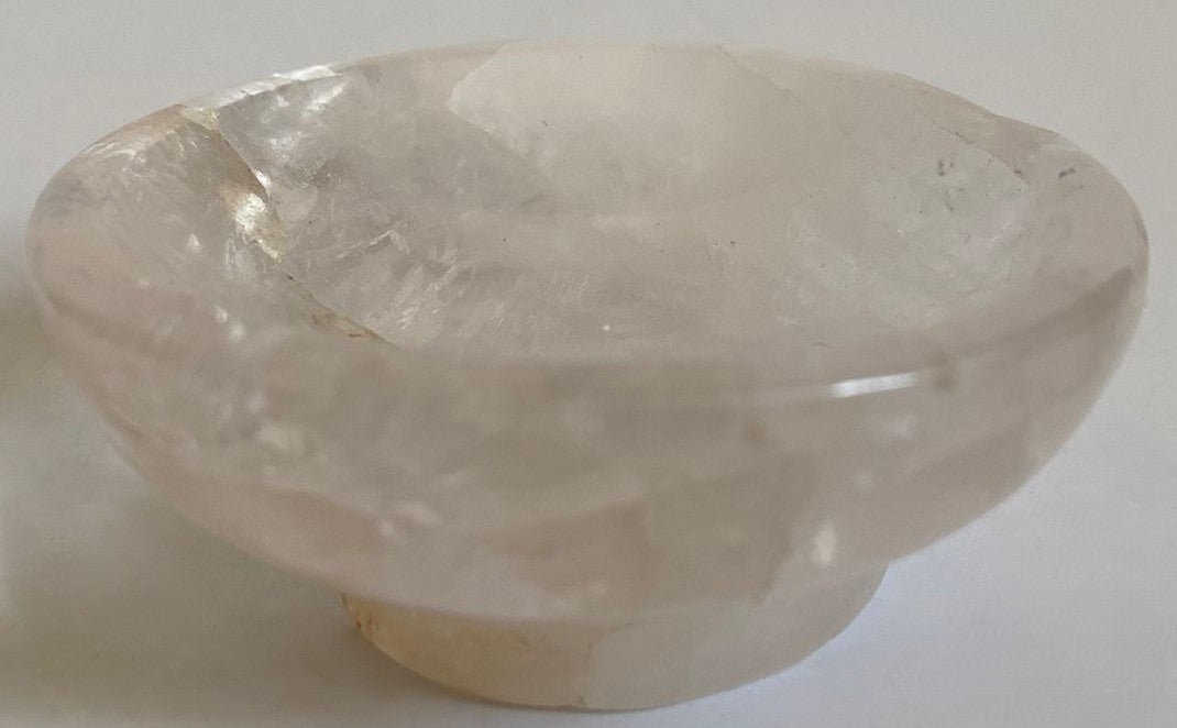 Bol decorativ de 6.9cm din piatra semipretioasa de cuart transparent pe fundal alb