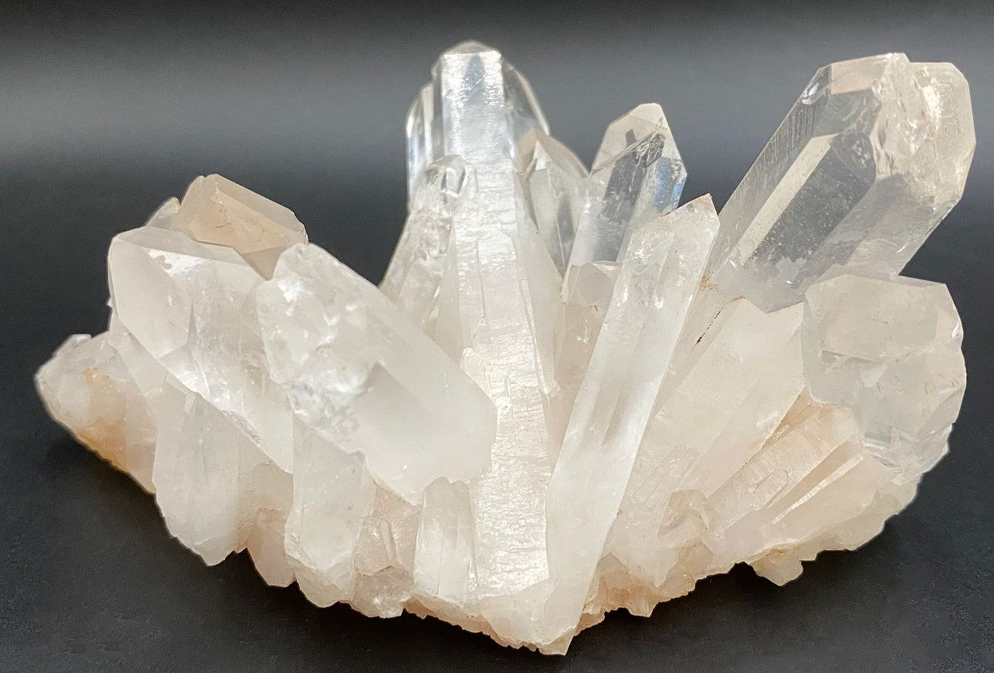 Cluster din piatra semipretioasa de cuart transparent pe fundal negru