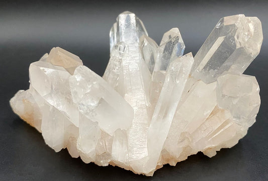 Cluster din piatra semipretioasa de cuart transparent pe fundal negru