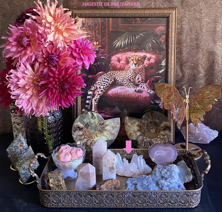 Decor cu cluster din piatra semipretioasa de cuart transparent cu vaza cu dalii