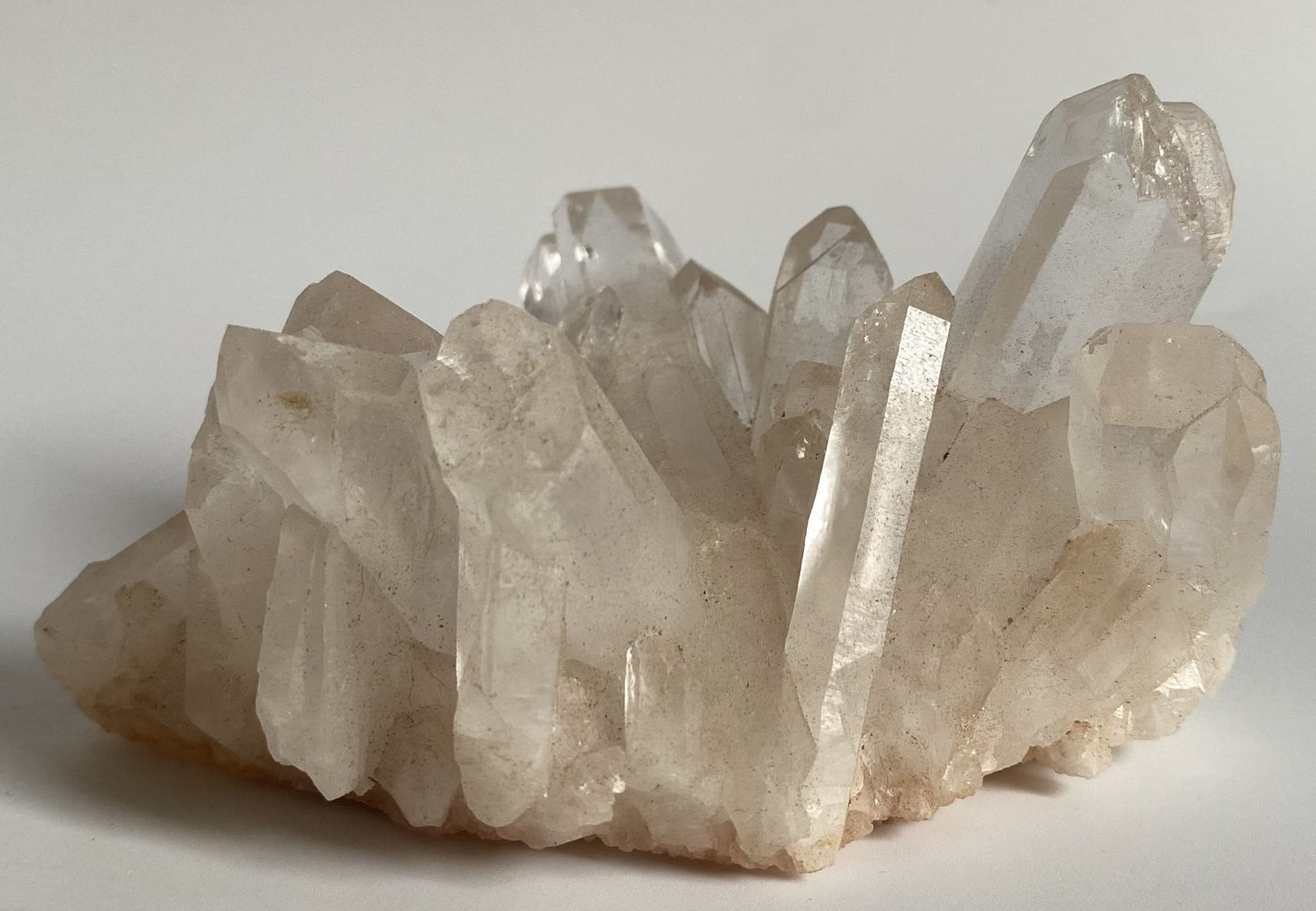 Cluster din piatra semipretioasa de cuart transparent pe fundal alb