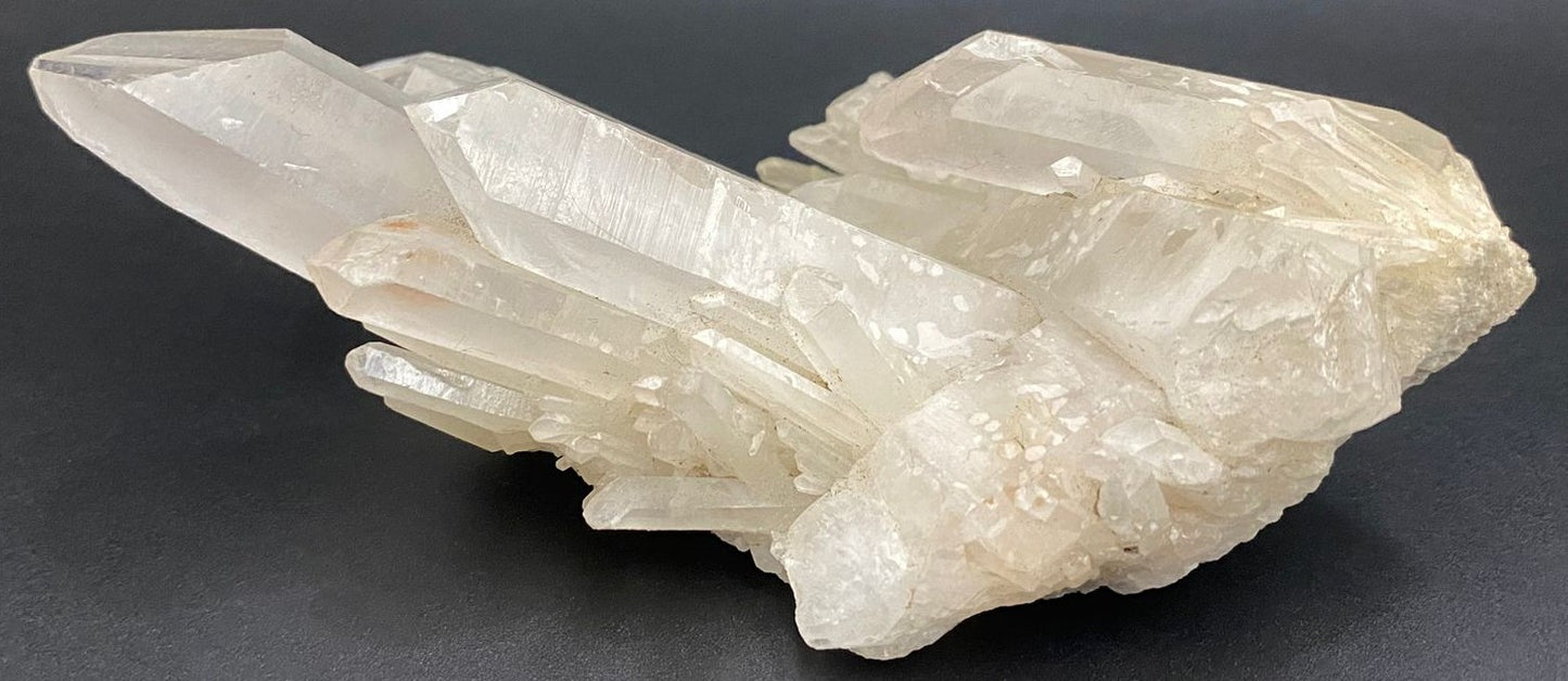 Cluster din piatra semipretioasa de cuart transparent pe fundal negru