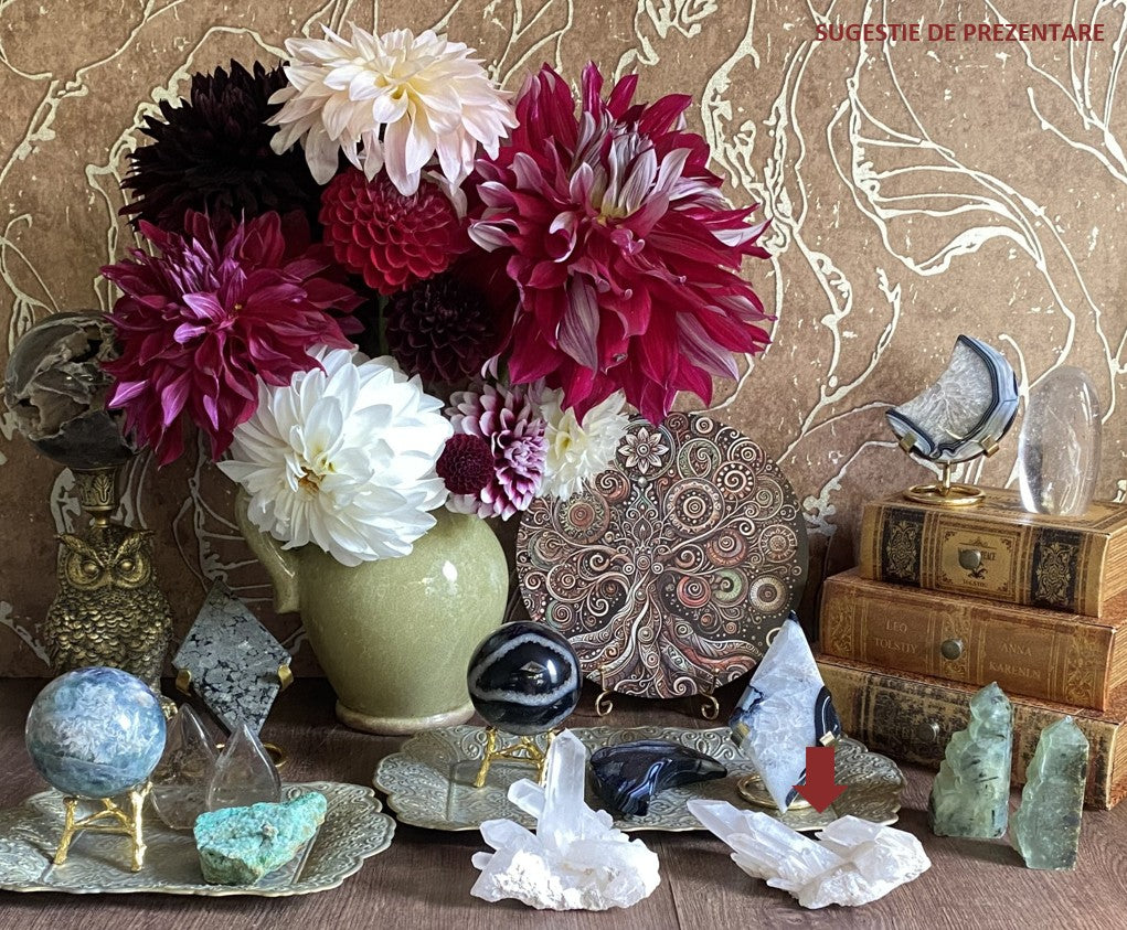 Decor cu cluster din piatra semipretioasa de cuart transparent cu vaza cu dalii