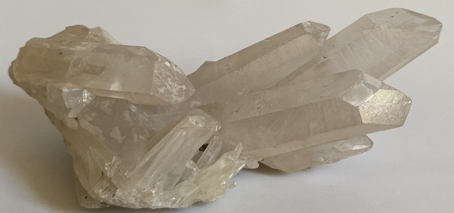 Cluster din piatra semipretioasa de cuart transparent pe fundal alb