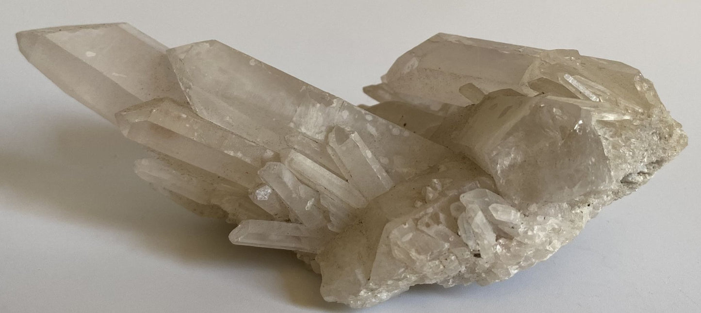 Cluster din cristal de cuart transparent pe fundal alb