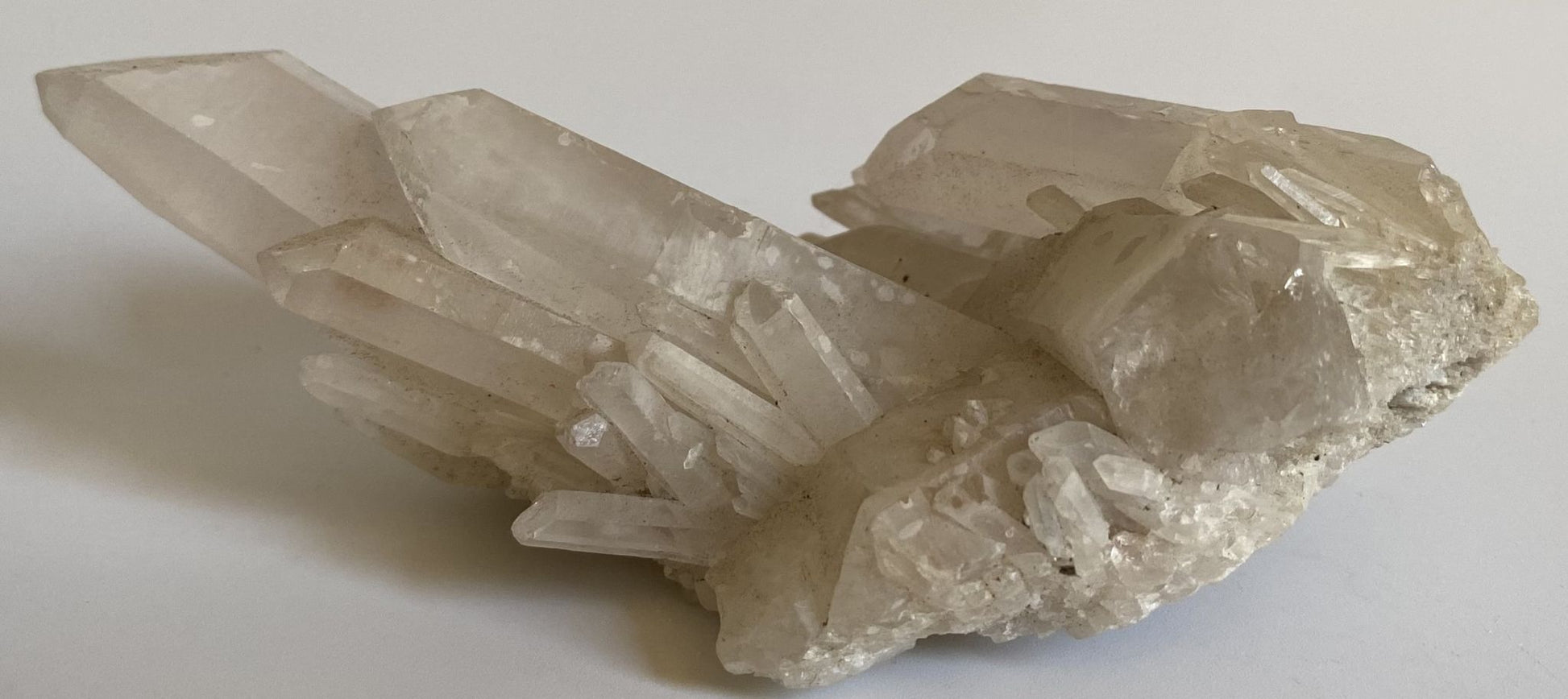 Cluster din cristal de cuart transparent pe fundal alb