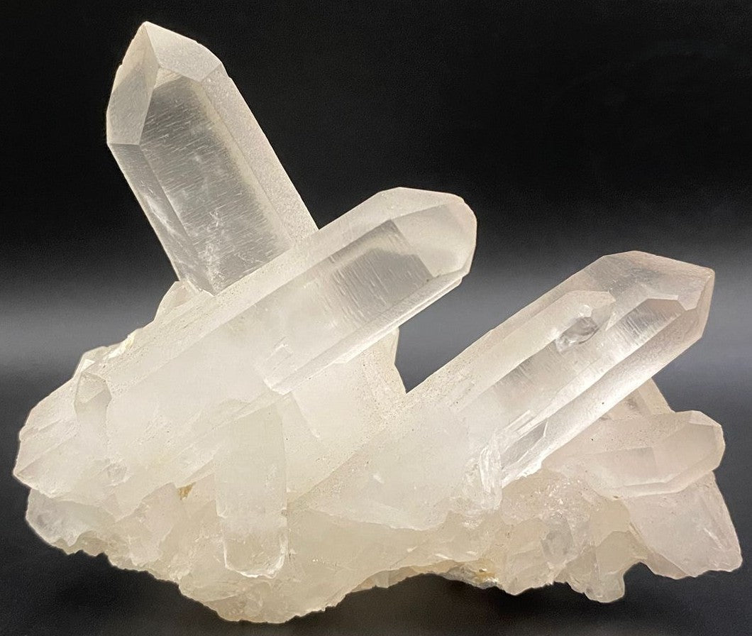 Cluster din piatra semipretioasa de cuart transparent pe fundal negru