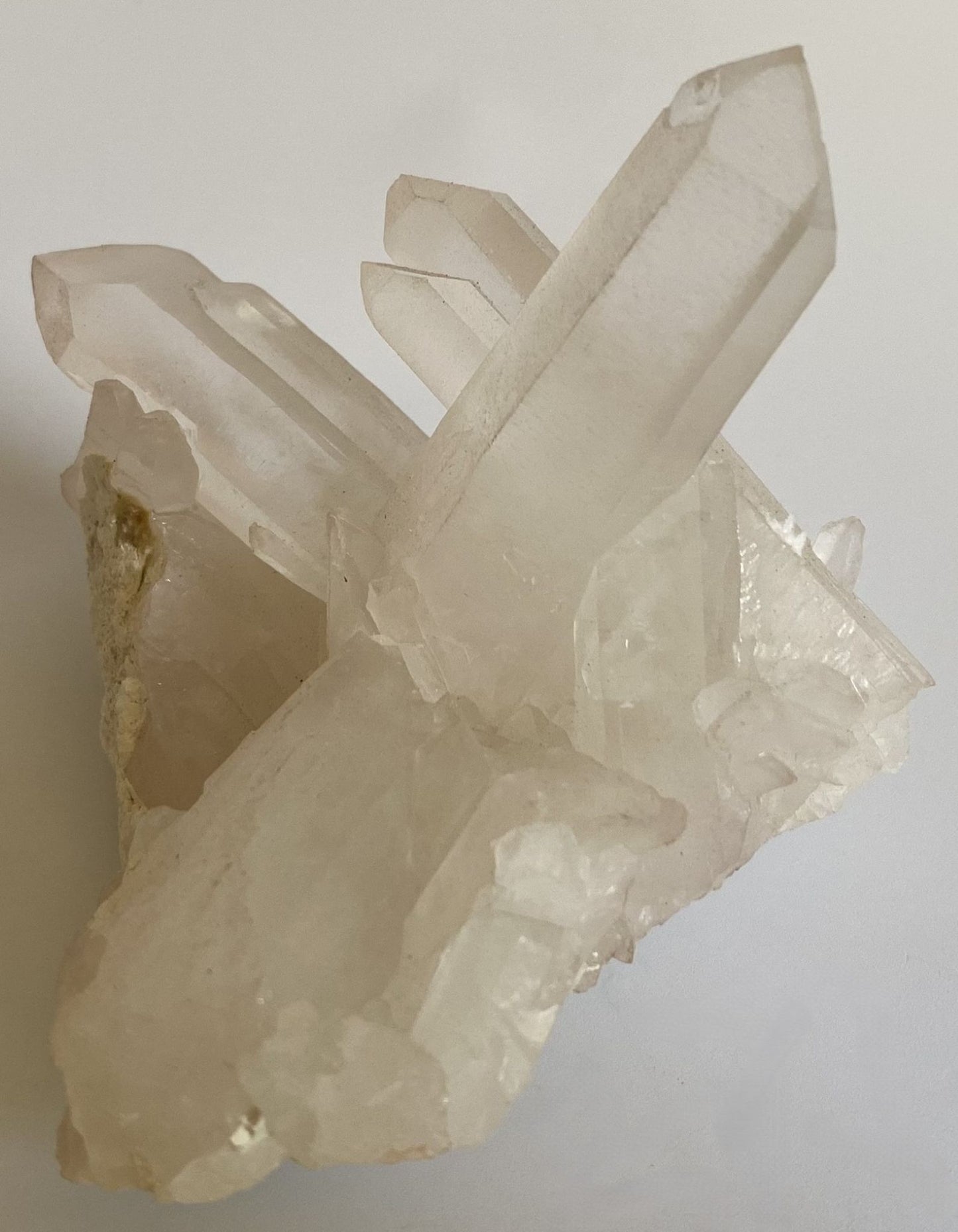 Cluster din cristal de cuart transparent pe fundal alb