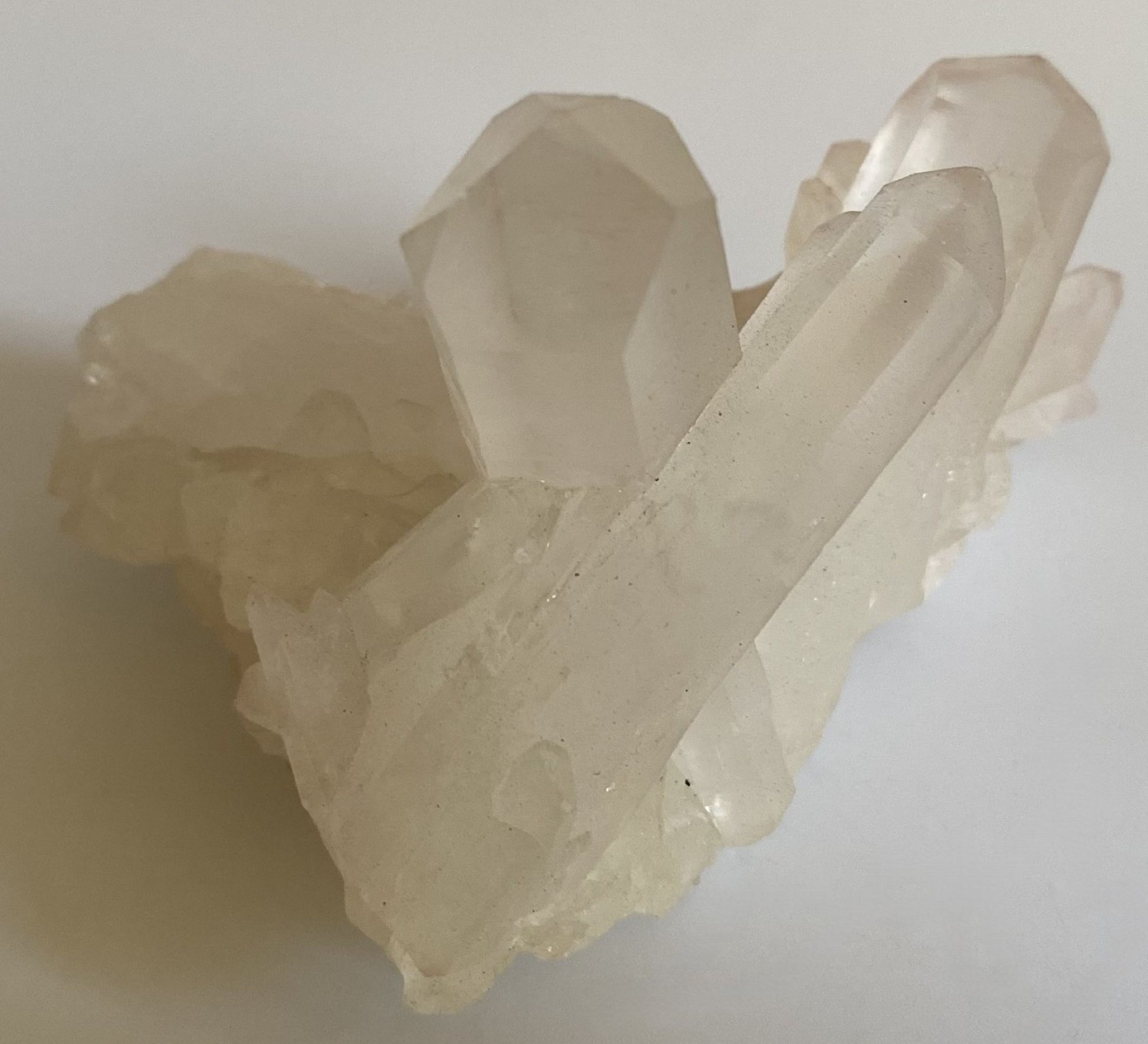 Cluster de 9cm din piatra semipretioasa de cuart transparent pe fundal alb
