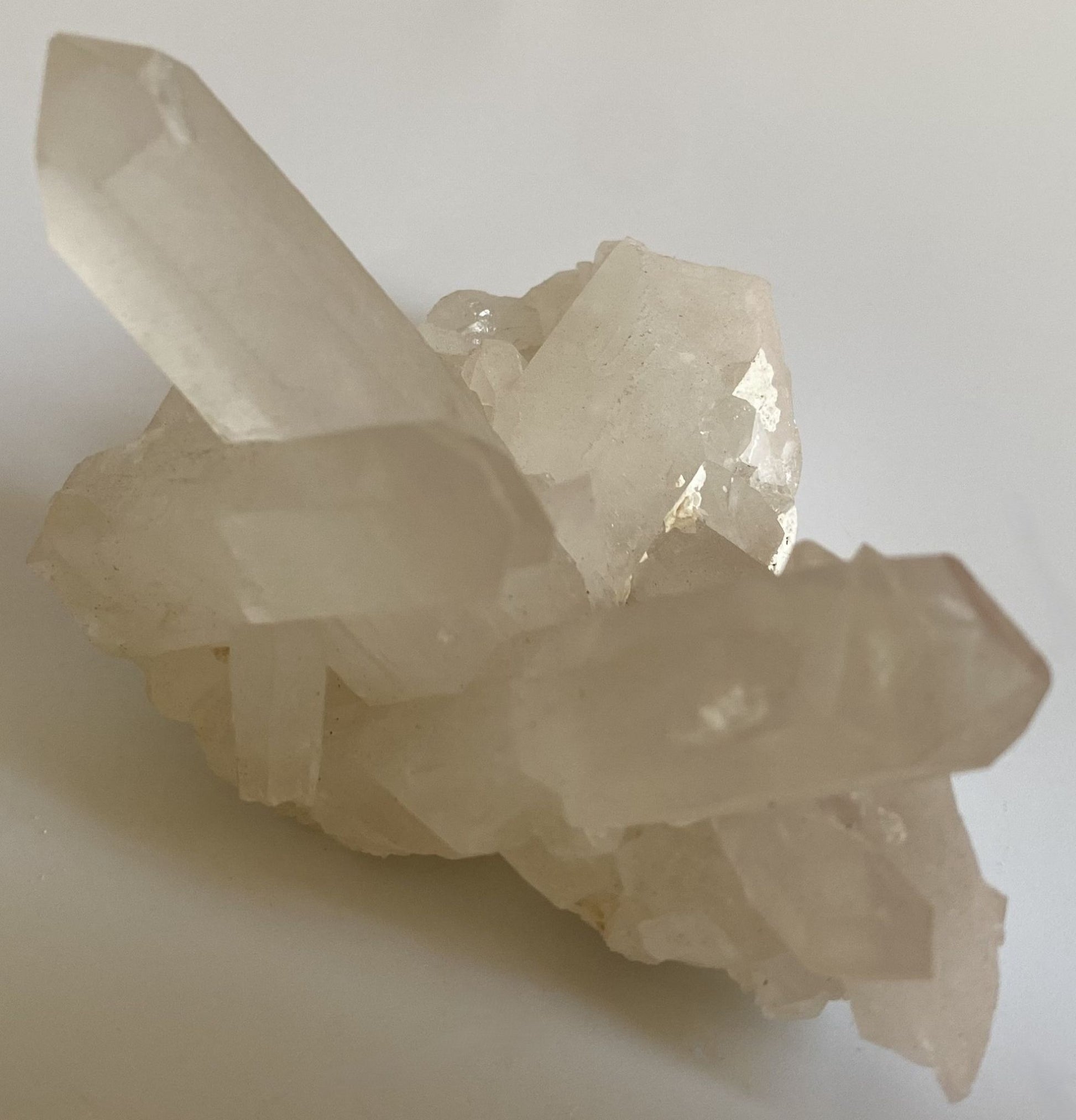 Cluster de 9cm din cristal de cuart transparent pe fundal alb