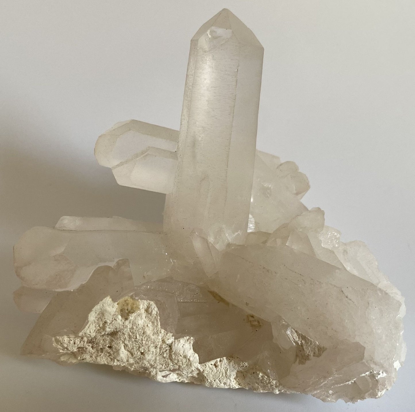 Cluster decorativ de 9cm din piatra semipretioasa de cuart transparent pe fundal alb