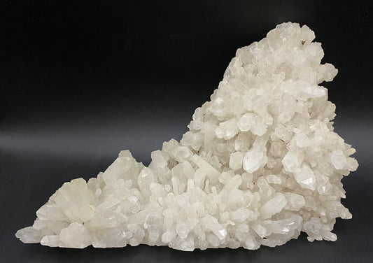 Cluster natural din cuart transparent pe fundal negru