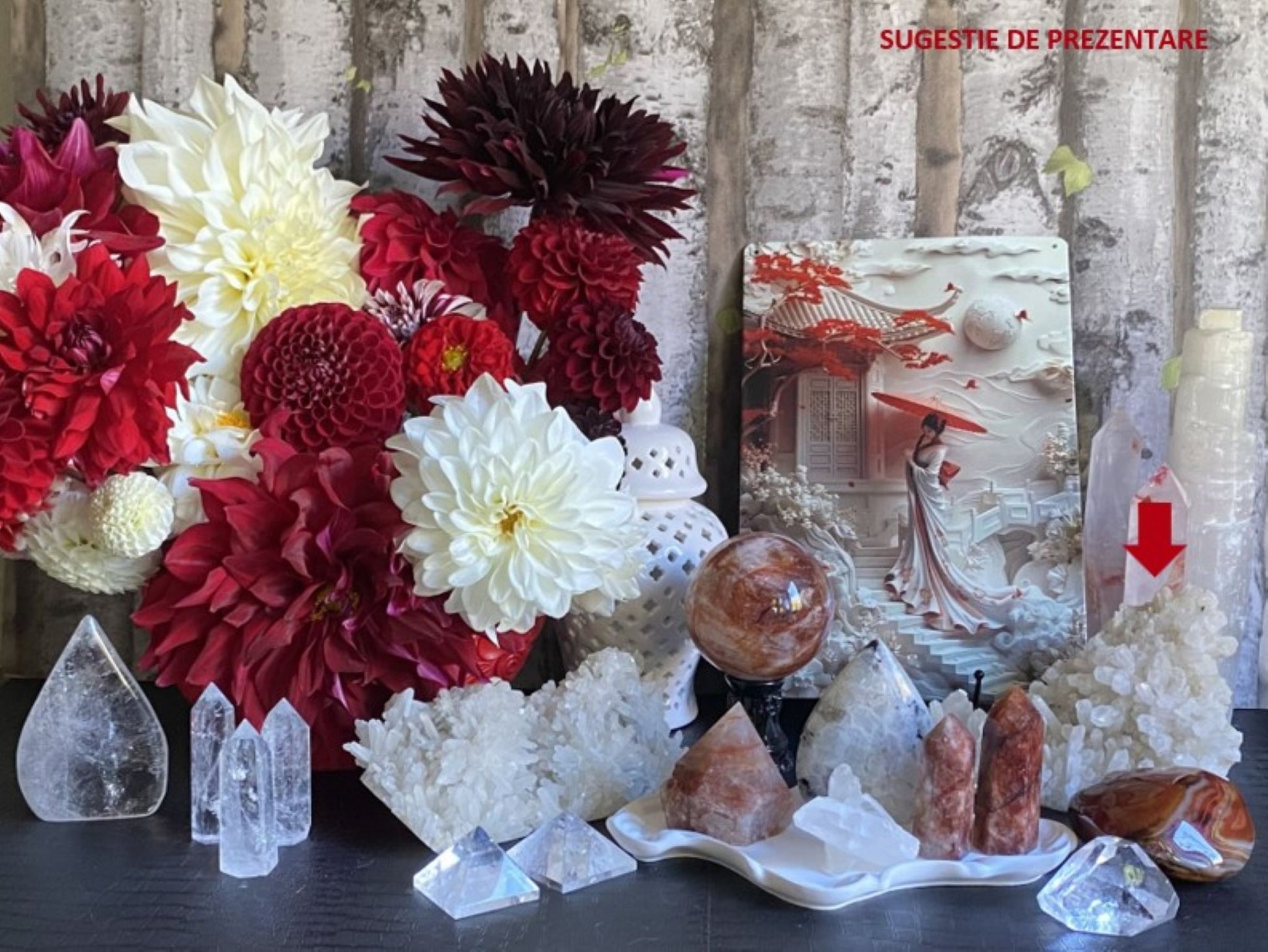 Colectie de cristale si pietre semipretioase si cluster din cristal de stanca cu vaza cu dalii