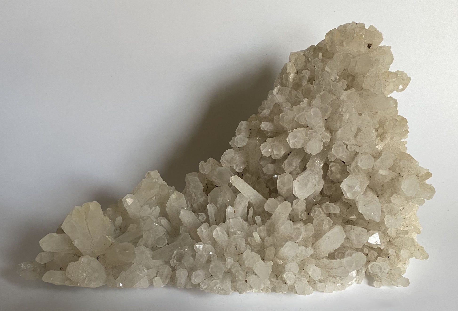 Cluster natural din cristal de stanca pe fundal alb